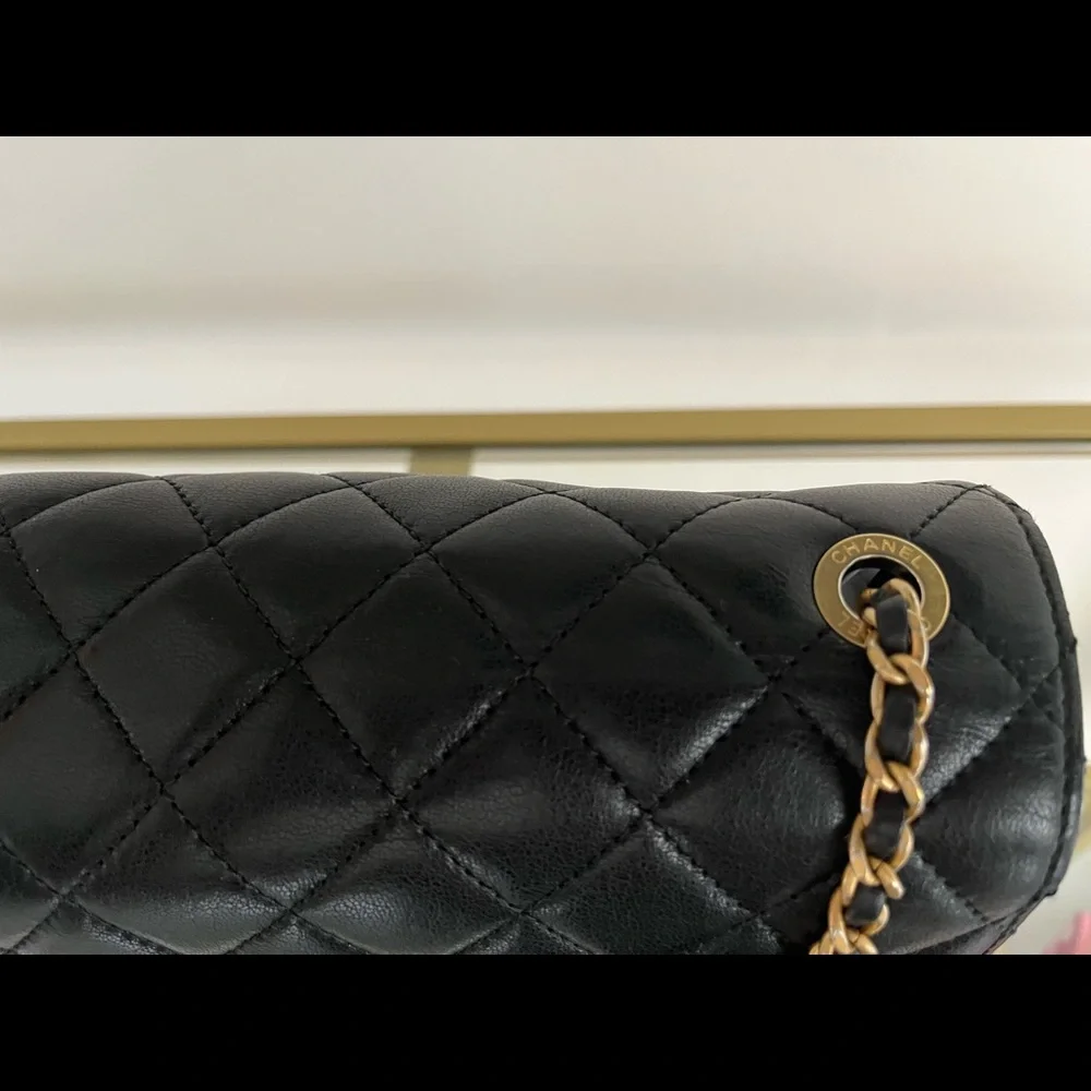 🦄 Authentic GORGEOUS CHANEL
Lambskin Quilted Camellia Flap Black - Picture 8 of 12